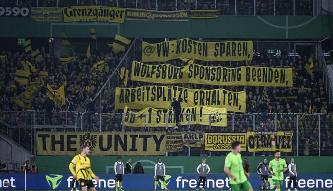 多特球迷橫幅呼吁終止贊助狼堡，保員工飯碗