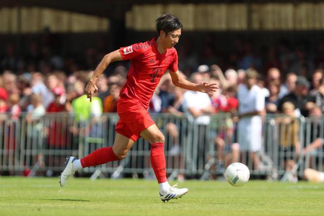 圖片報：伊藤洋輝用平板監(jiān)測訓(xùn)練，拜仁謹(jǐn)慎復(fù)健。