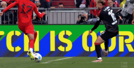 德甲半場，拜仁2-0領(lǐng)先柏林聯(lián)，凱恩助攻破門，科曼連續(xù)進球。