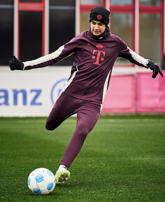 拜仁官方：帕夫洛維奇今日恢復(fù)有球訓(xùn)練，好消息！