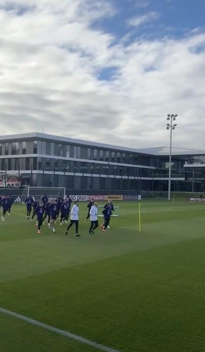 記者：維施二人缺陣德隊訓練，余眾合練。