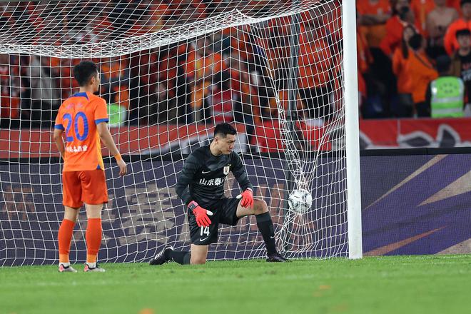 魯媒：泰山隊(duì)亞冠策略調(diào)整，冬窗補(bǔ)強(qiáng)機(jī)會來襲。