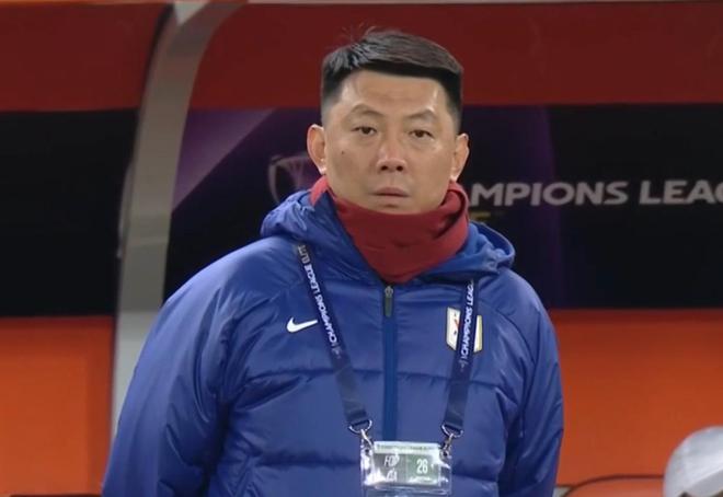 泰山隊員顯隊魂，勇攀高峰求勝險。