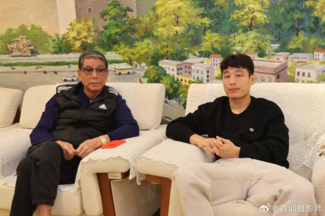 武磊長沙現(xiàn)身，與徐根寶觀戰(zhàn)男足決賽