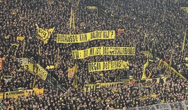 多特球迷抗議萊茵金屬合作，舉橫幅示威