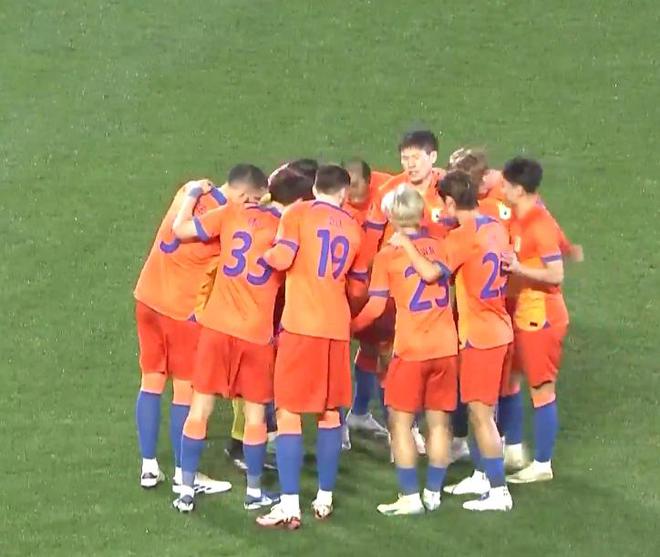 泰山隊亞冠慘跌第三，日本隊壓制全場，謝文能失單刀兩度。