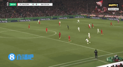 諾伊爾禁區(qū)外撞人，16分鐘紅牌下場。