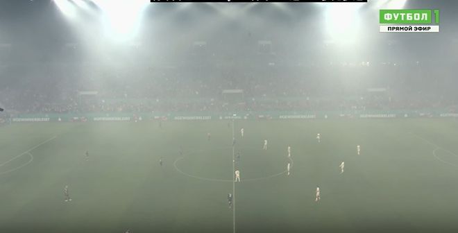 科隆VS柏林赫塔，煙霧中看球