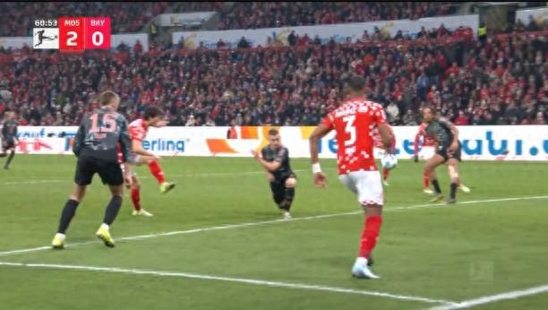 拜仁客場(chǎng)落后，李在成雙響破門。