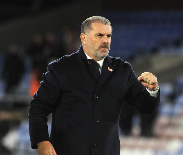 主帥怒斥隊員表現(xiàn)差，半場換人再遭嘲諷。