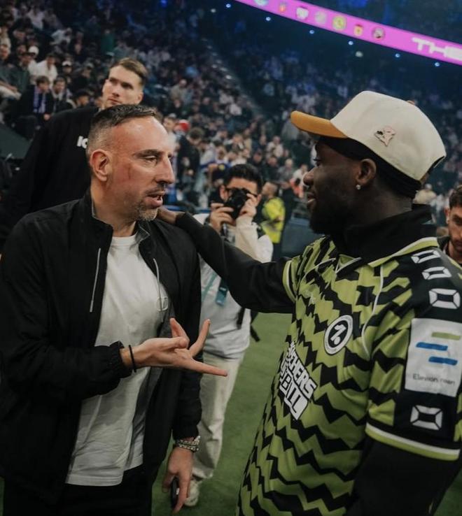 阿方索、里貝里、克羅斯觀戰(zhàn)傳奇聯(lián)賽決賽于SAP花園