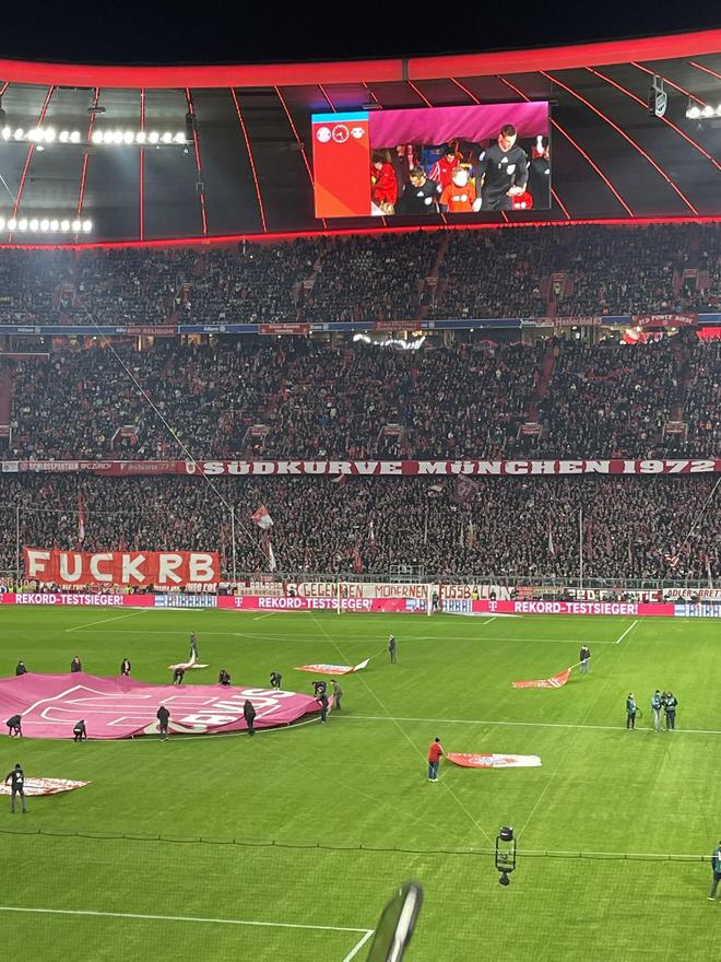 反對(duì)紅牛，拜仁球迷再展“F**K RB”橫幅