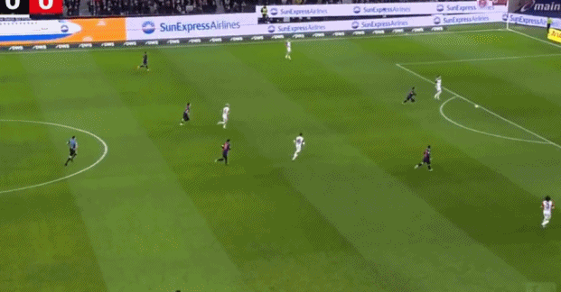 離譜失誤！卡阿門將球入自家門！