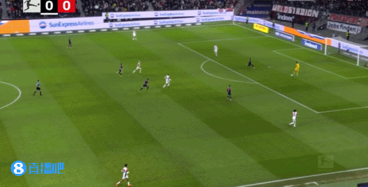 法鷹中場受壓吊射，門將困惑，球進自家門。