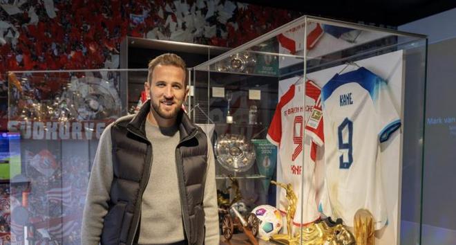 官方：拜仁博物館凱恩展柜，展出獎品、球衣及童年紙條