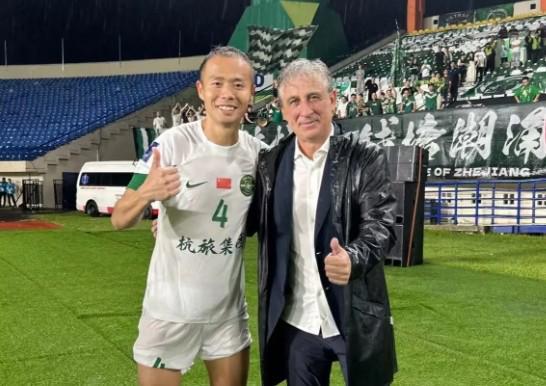 孫正傲謝別喬迪，四載教誨，順祝前程。