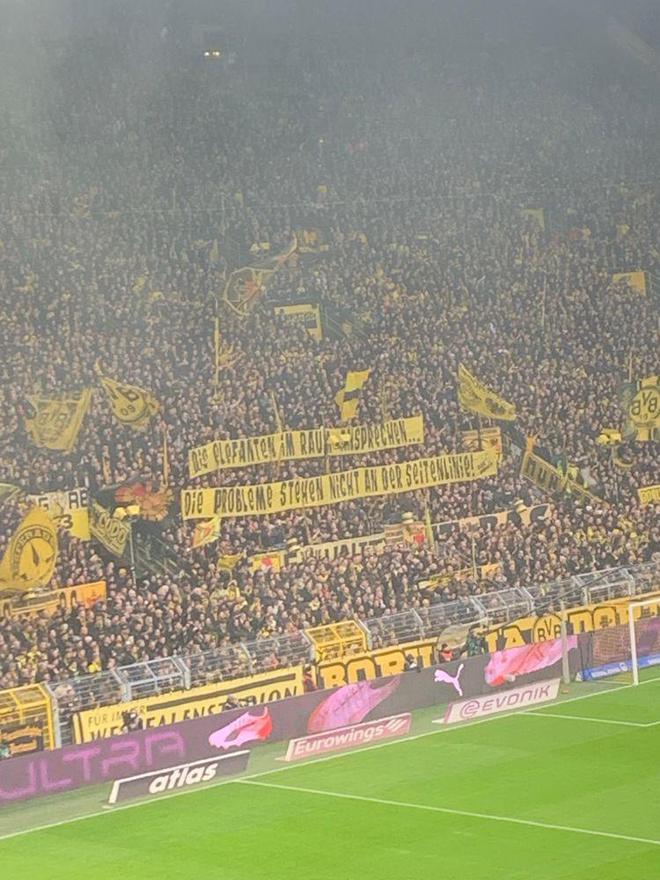 多特球迷橫幅呼吁：?jiǎn)栴}非教練，需解決核心難題。