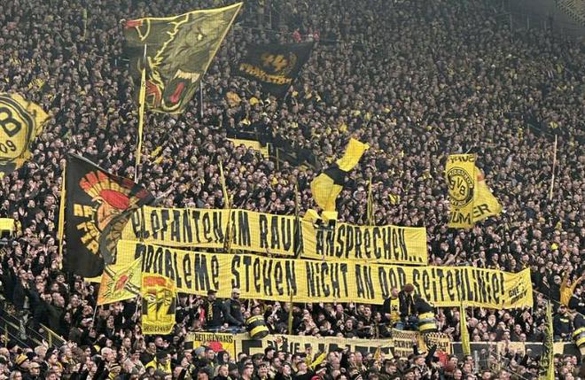 高層直面問題，球場(chǎng)外無問題。多特南看臺(tái)舉橫幅。