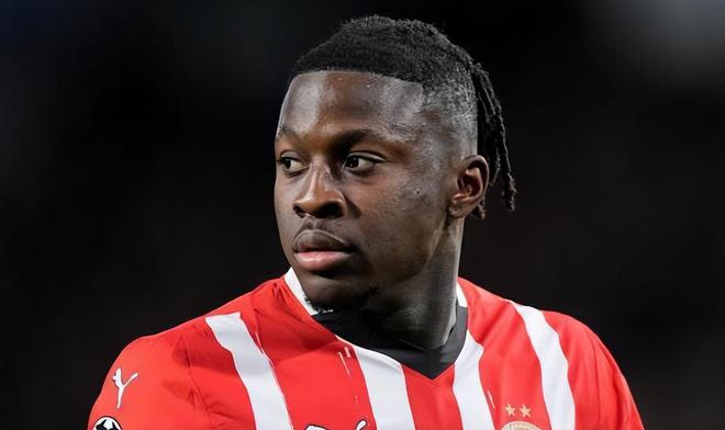 多特簽下21歲比利時(shí)邊鋒，身價(jià)4000萬(wàn)歐，英超三豪爭(zhēng)搶。