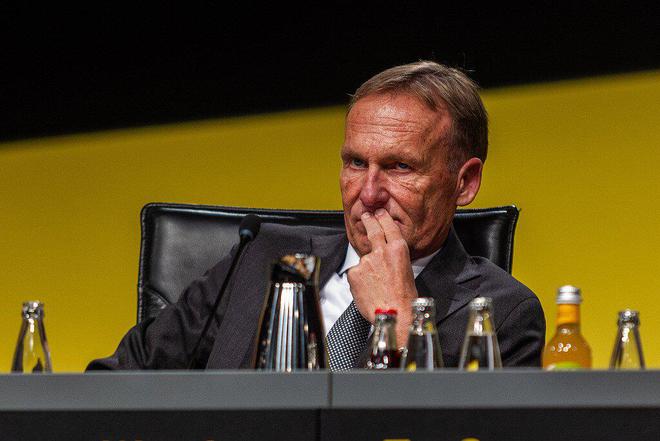 傳聞薩默爾內(nèi)訌，瓦茨克換位觀戰(zhàn)。