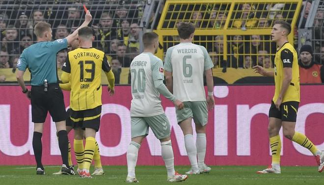 官方禁賽施洛特貝克兩場，因不萊梅對(duì)戰(zhàn)不當(dāng)行為