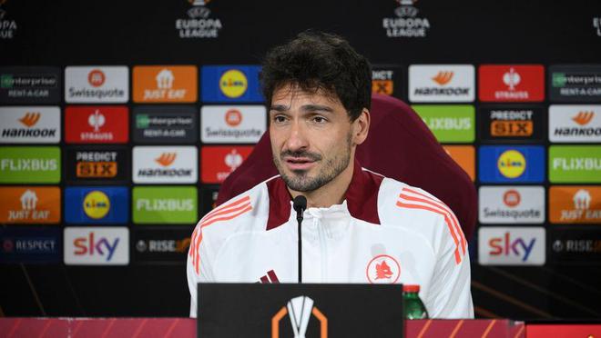 胡梅爾斯：法蘭克福表現(xiàn)正常，未來需時決定