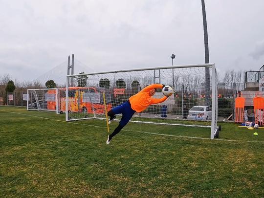 王大雷曬訓(xùn)練日常，飛來(lái)飛去練不停。