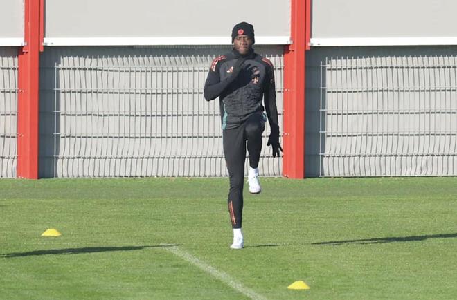 圖片報(bào)：阿方索腿傷后首現(xiàn)個(gè)人訓(xùn)練恢復(fù)。