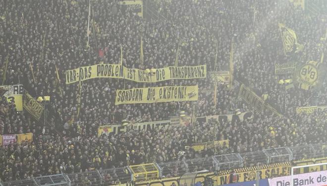 多特球迷抗議VAR，斯圖加特比賽橫幅抗議