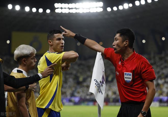 亞冠焦點戰(zhàn)，馬寧傅明現(xiàn)身，僅黃牌，VAR逆襲主裁