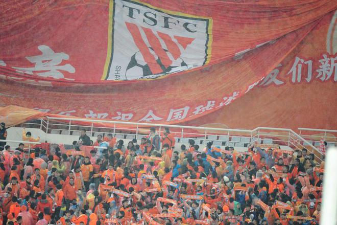 亞冠泰山戰(zhàn)光州，球迷巨幅旗助威