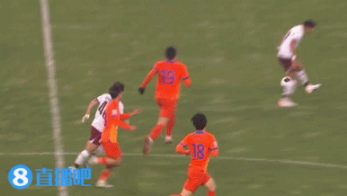 吳興涵飛鏟犯規(guī)，替補登場速染黃！