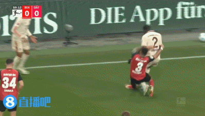 火藥味沖突！拜仁與藥廠球員因卡皮耶剪刀腳倒地。