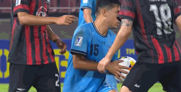 提迪潘兩黃一紅下場(chǎng)，曼谷聯(lián)少打一人，阻攔對(duì)手開球。