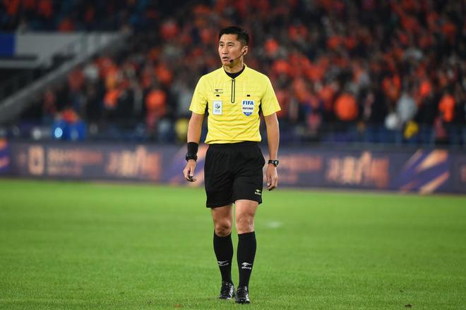 馬寧亞冠焦點，補時拒判點球，遭圍堵并領(lǐng)黃牌。沙特國腳嘲諷。