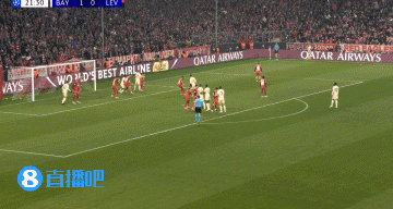 拜仁角球，穆拉頭球撞橫梁。