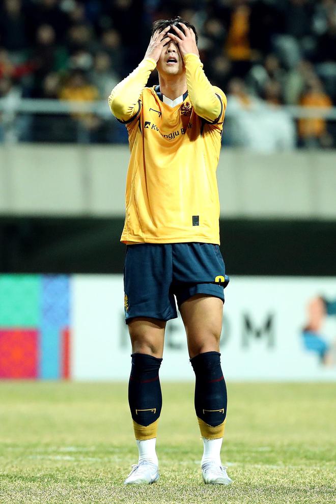 光州球員逆轉神戶，喜極而泣