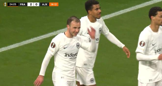 再次閃亮，格策32歲中場(chǎng)吊射破門雙響，本季29場(chǎng)4球3助攻。