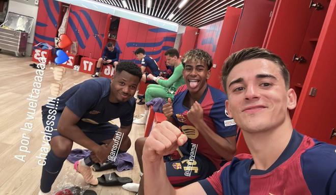 歐冠大勝慶典，加維曬與隊友合照