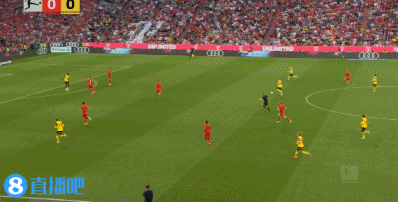 拜仁落后，金玟防守失守，拜爾頭球得分。
