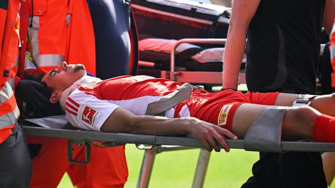 柏林聯(lián)合后衛(wèi)喉部遭擊，擔(dān)架抬離，檢查無(wú)大礙。