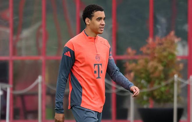 拜仁消息：穆西亞拉跑步訓(xùn)練中，復(fù)出近一步。