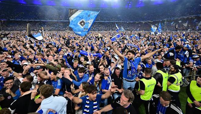 狂歡！漢堡升級，球迷瘋狂慶祝，多人重傷！