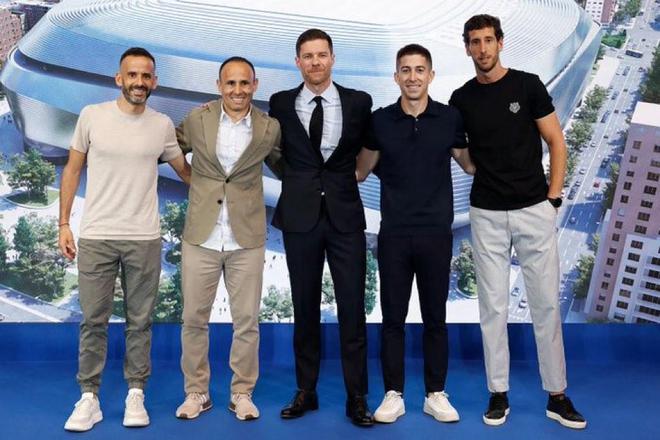 阿隆索亮相，教練團(tuán)隊(duì)隨行亮相伯納烏。