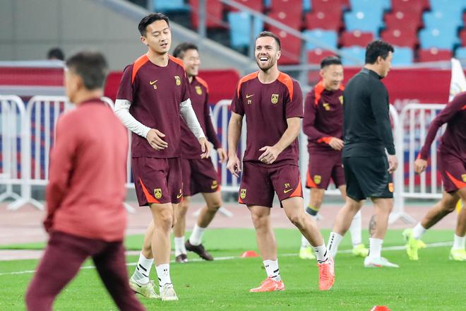 足球報(bào)：兩周間隔需警惕，國腳身心需緊繃以保持狀態(tài)。